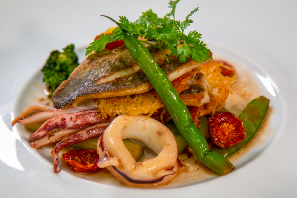 イサキとイカのポワレ ポンム パイユ添え